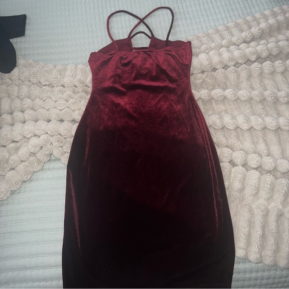 Burgundy velvet dress - Picture 2 of 3